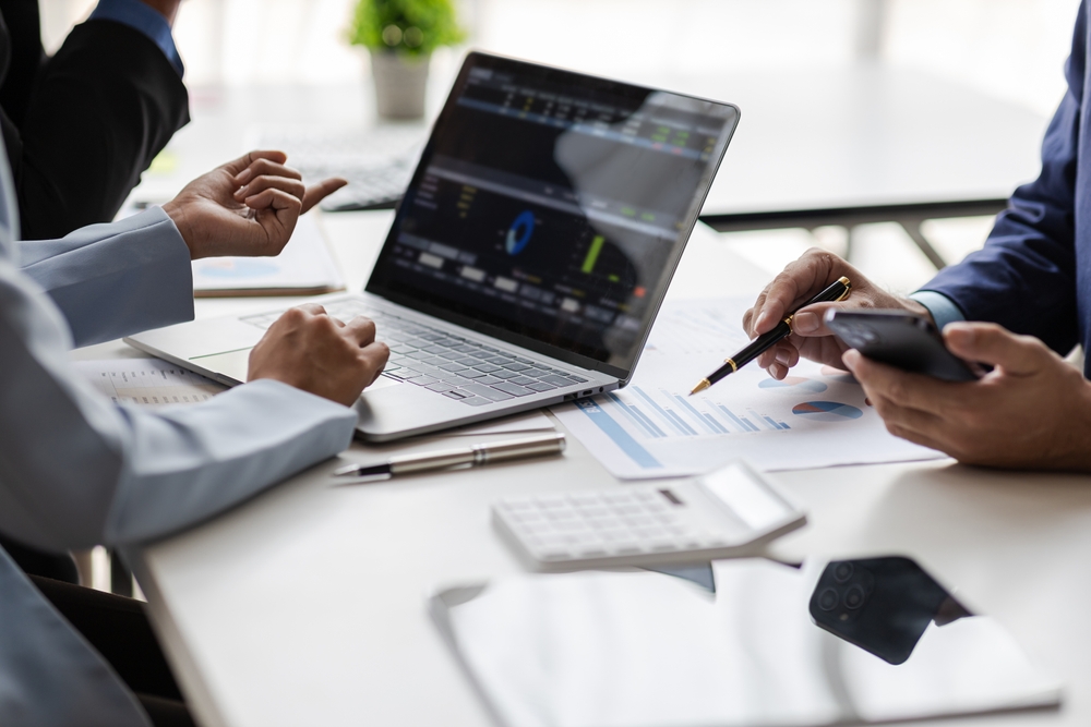 meeting,of,business,executives,discussing,analysis,of,the,company's,financial